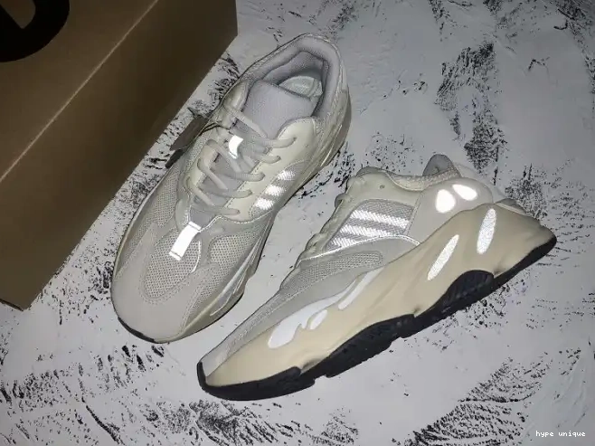 hype Adidas 700 Boost Analog EG7596 Yeezy 0608
